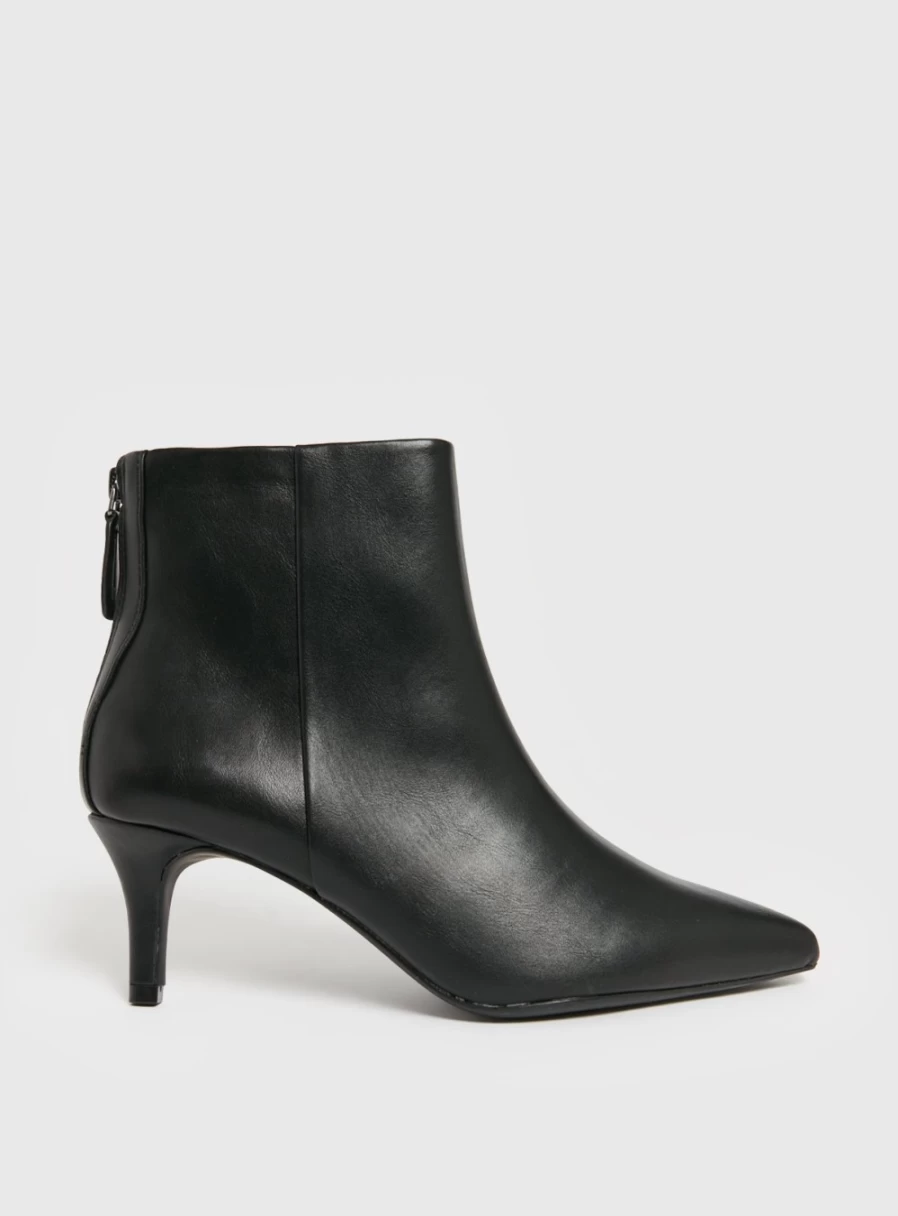 Tu Women's Black Faux Leather Pointed Toe Ankle Boots - Size 8